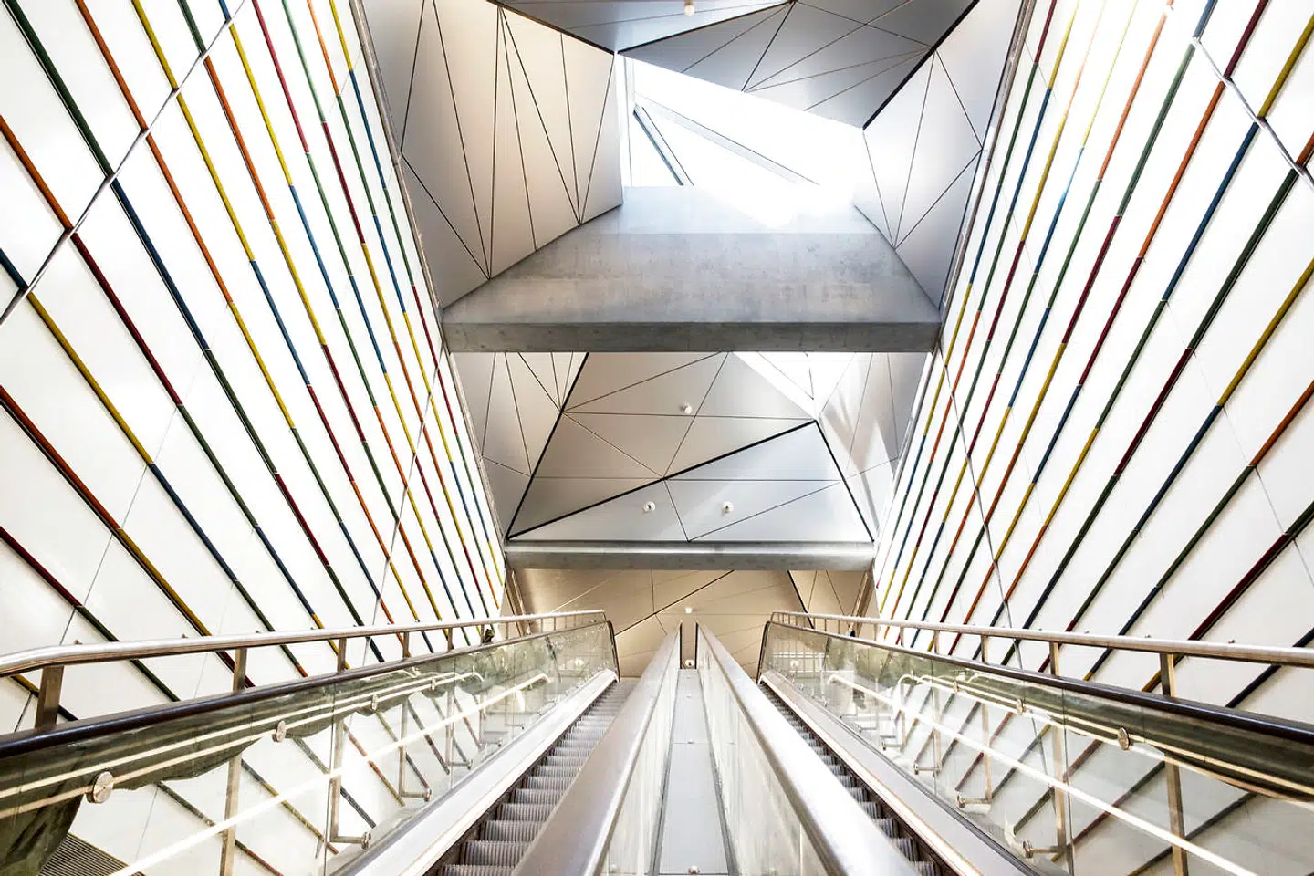 På Vibenshus Runddel er det hvide keramiske paneler med farvede kanter og origamilofter, der kommer til at dominere.