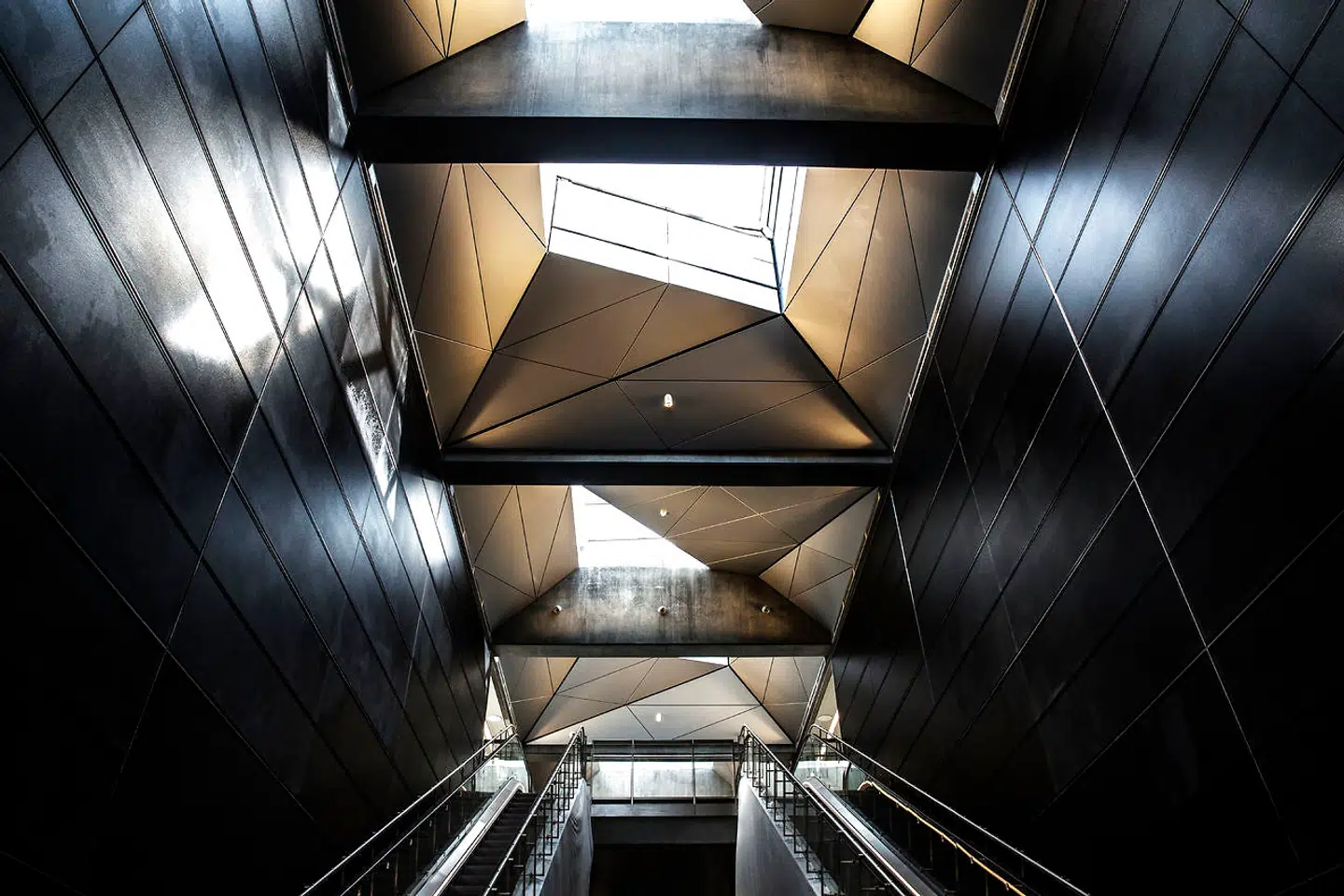 På stationen Rådhuspladsen består vægbeklædningen af sorte glaspaneler, der skal reflektere »det farverige skær fra byrummet omkring stationen«.