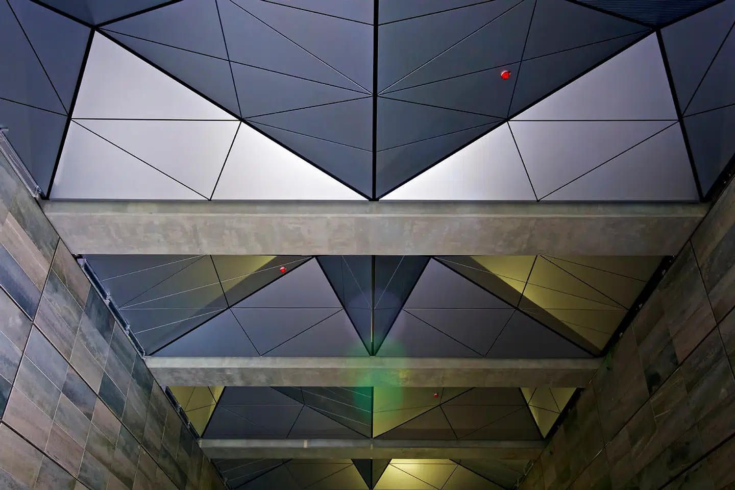 Kongens Nytorv, hvor vægbeklædningen består af grå skiferpaneler, og hvor lofterne er designet efter den gamle papirteknik origami.