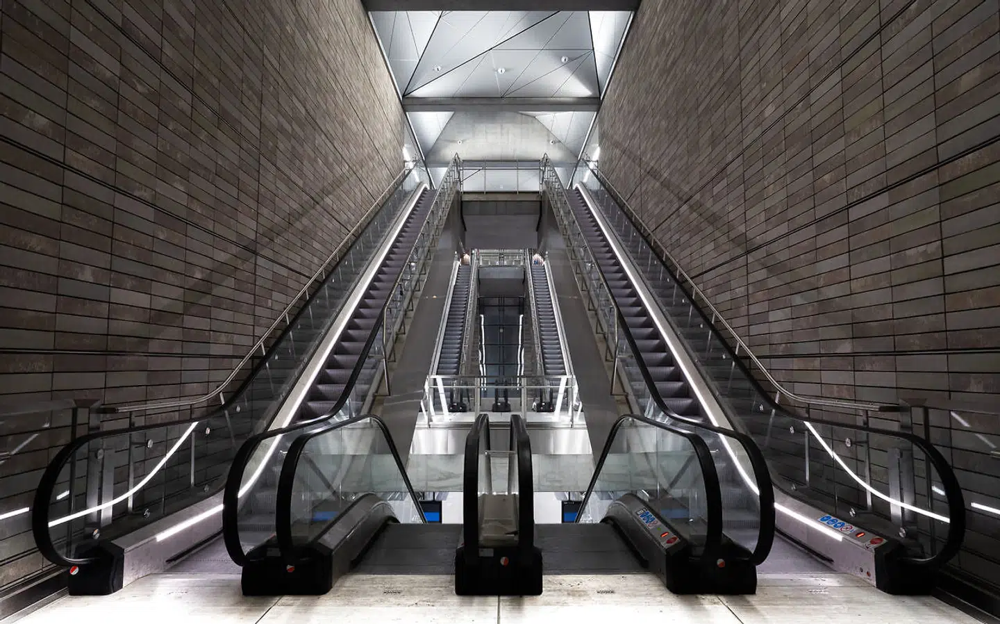 Nuuks Plads med teglsten i grå, sorte og brune nuancer ligger nær Hans Egedes Gade, og navnet er en hilsen til det grønlandske folk, skriver Metroselskabet: »Indretningen er inspireret af det tidligere Landsarkiv, og teglstenenes farver spejler skiferen på denne bygning.«