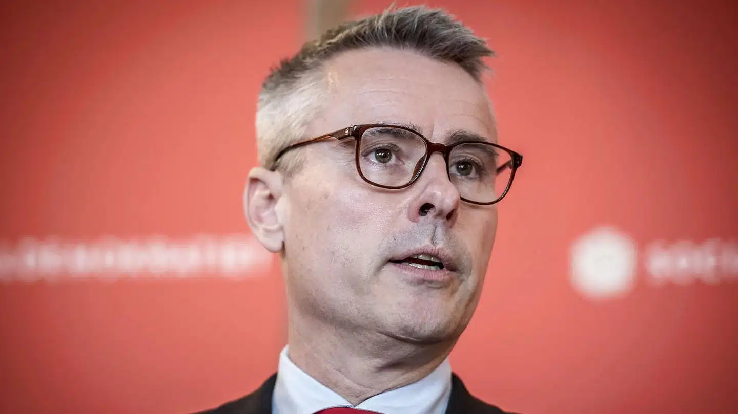 »Så er jeg tilbage på Christiansborg og med nye omgivelser på nye betingelser,« skriver Henrik Sass Larsen.