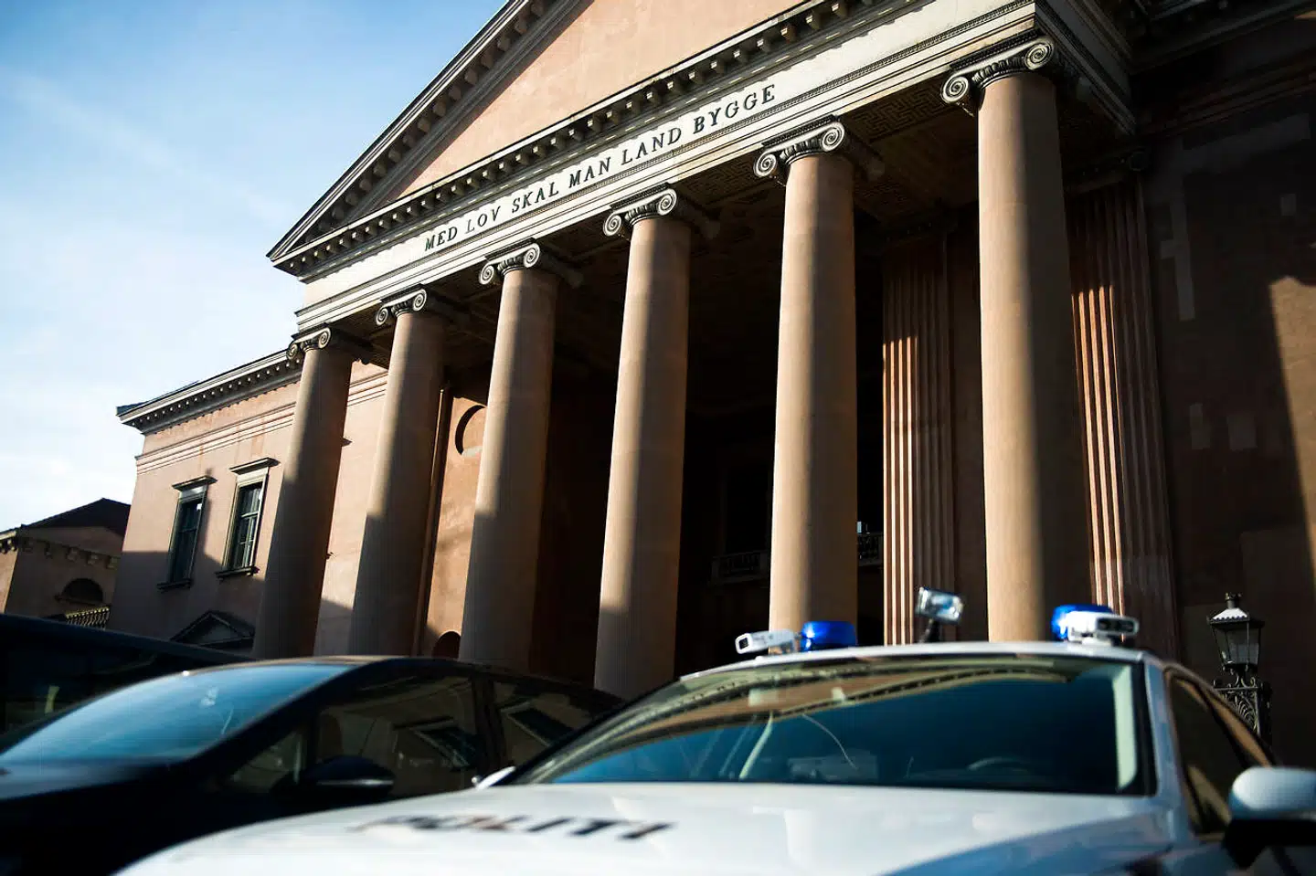 Politi foran Københavns Byret, der den 20. september 2016 behandler nævningesag mod fire mænd, som er tiltalt for medvirken til terrorisme. Mændene har ifølge anklagemyndigheden bistået Omar el-Hussein i forbindelse med hans drab på Dan Uzan ved synagogen i Krystalgade i København samt el-Husseins skud mod to politifolk ved synagogen i februar 2015.