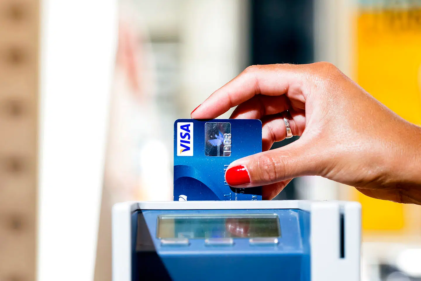 Arkivfoto. Krav om ekstra sikkerhed ved netkøb er skudt til 2021. De nye regler betyder, at forbrugerne i højere grad end tidligere ville blive bedt om at indtaste en sms-engangskode, når de køber på nettet.