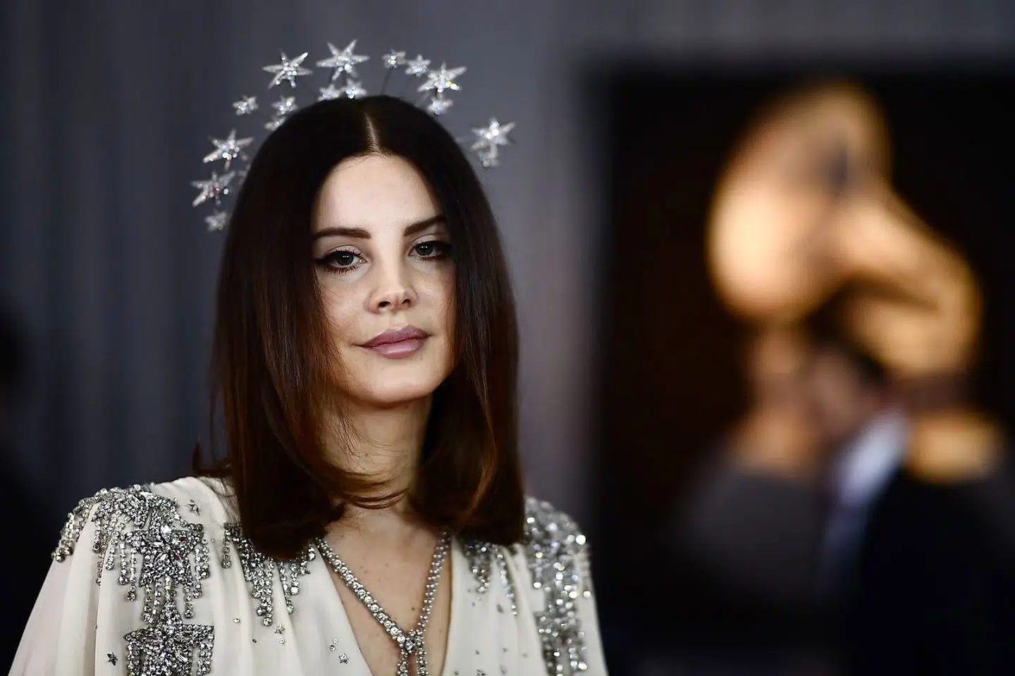 Lana Del Ray ligner en Bond-pige fra 60erne og iscenesætter sig også sådan. For mens de fleste popstjerner forsøger at definere lyden af i morgen, søger Del Ray tilbage til 50ernes Hollywood og 60ernes americana med sin melankolske valiumspop.