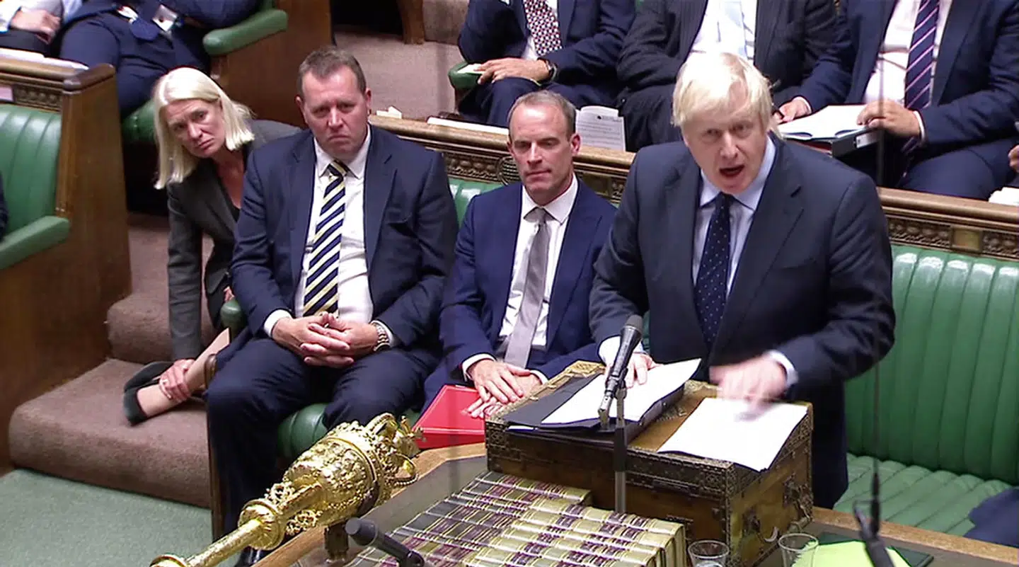 Den britiske premierminister, Boris Johnson, kæmper for sin Brexitkurs. Men regeringen hænger i en tynd tråd, efter at den tirsdag mistede flertallet i Underhuset.