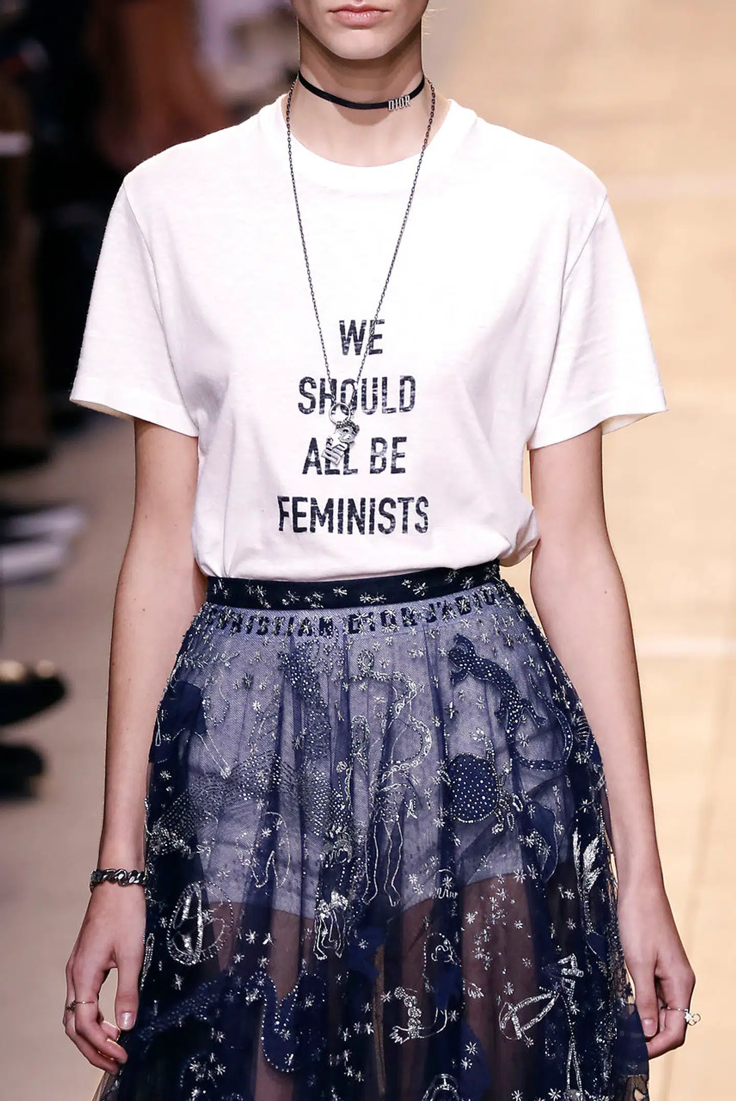 Det franske modehus præsenterede i september 2016 en T-shirt på catwalken med budskabet »We Should all be Feminist«.