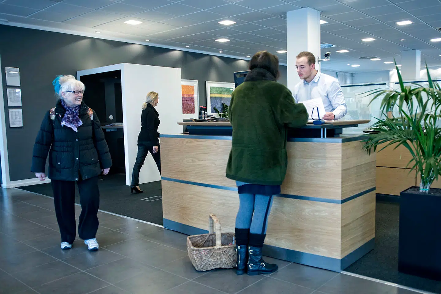 Flere og flere af de opgaver, som bankansatte tidligere udførte, bliver i dag varetaget af kunderne selv via blandt andet netbank. Sideløbende overtager softwarerobotter flere og flere standardiserede og gentagende opgaver fra bankpersonalet.