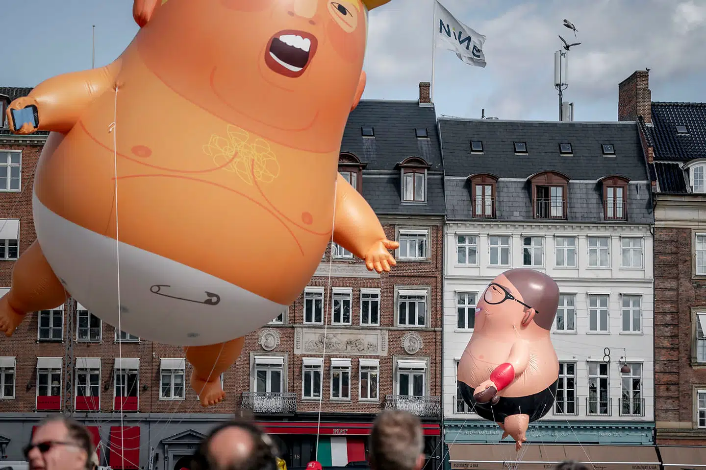 Der er satirisk stormøde i luften over Kongens Nytorv i København.