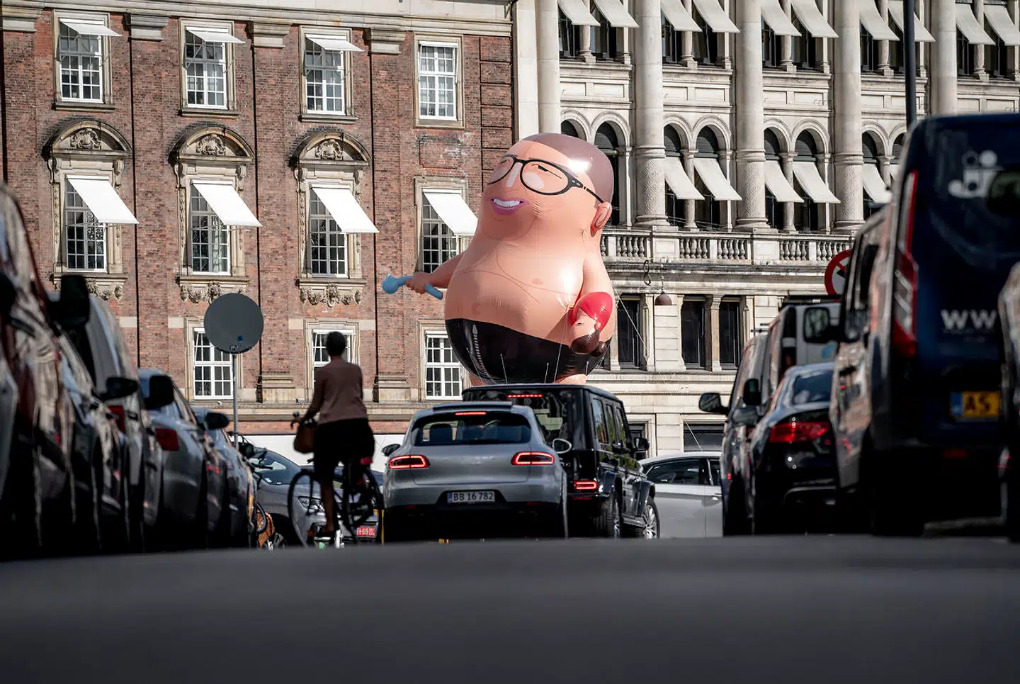 Der er satirisk stormøde i luften over Kongens Nytorv i København. En kæmpeballon, der forestiller Martin Rossen, er hejst i anledning af sæsonpremieren på »Den korte radioavis«.