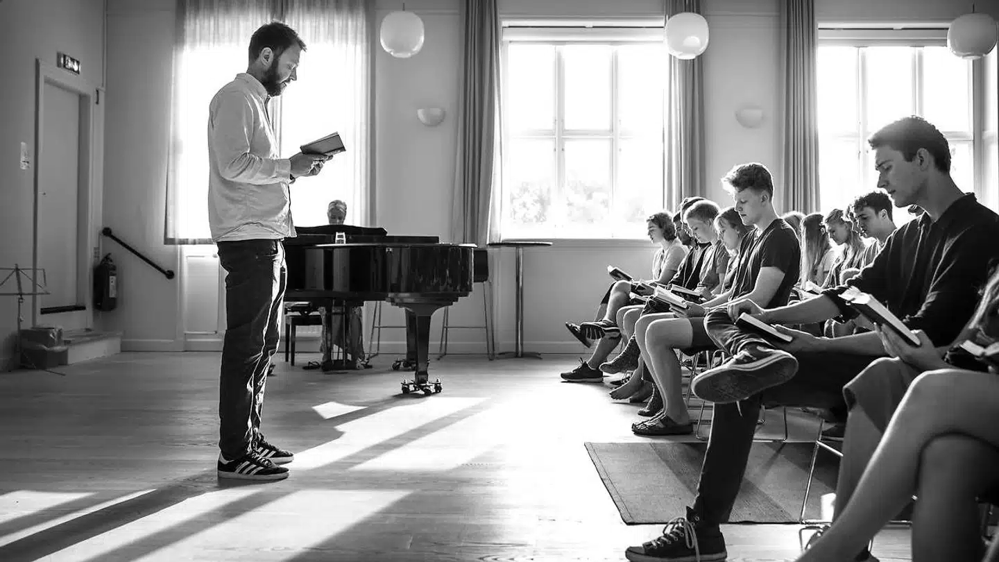 90 procent af højskolelærerne stemmer på partier i rød blok. Vi borgerlige har simpelthen forladt denne i sin grundvold ærkeborgerlige institution, hvor den frie borger uafhængigt af staten tager ansvar for egen dannelse.