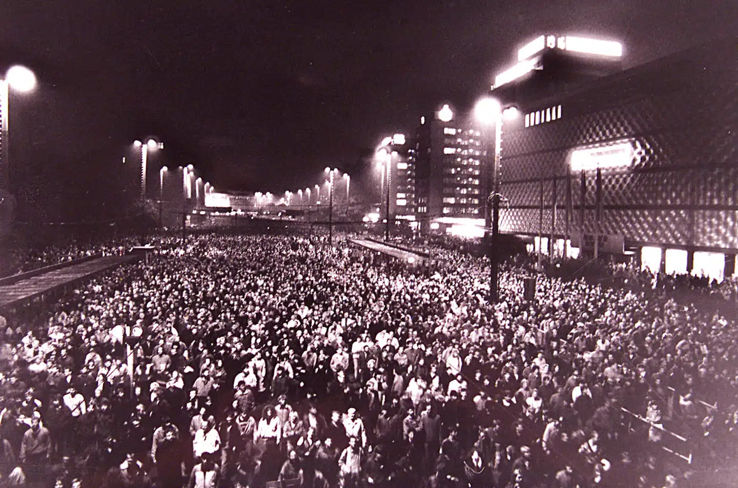 9. oktober 1989 går 70.000 østtyskere på gaden i Leipzig på byens ringvej for at vise deres utilfredshed med kommunismen. Demonstrationen transmitteres live til kommunistpartiets hovedkvarter i Østberlin, hvor det forventes, at demonstrationen vil blive holdt tilbage med vold. Men den fungerende SED-chef Helmut Hackenberg handler anderledes end aftalt.