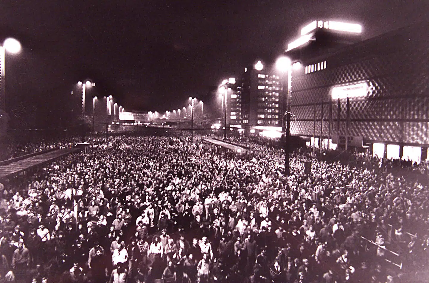 9. oktober 1989 går 70.000 østtyskere på gaden i Leipzig på byens ringvej for at vise deres utilfredshed med kommunismen. Demonstrationen transmitteres live til kommunistpartiets hovedkvarter i Østberlin, hvor det forventes, at demonstrationen vil blive holdt tilbage med vold. Men den fungerende SED-chef Helmut Hackenberg handler anderledes end aftalt.