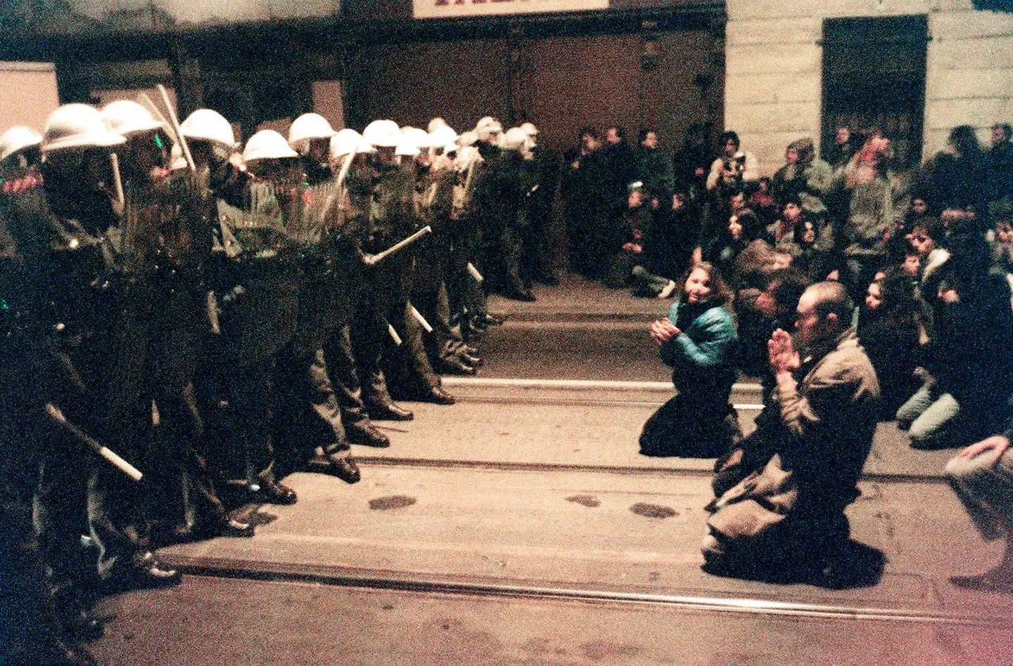 Studerende i Prag forsøger 17. november 1989 at overbevise politiet om, at de ikke skal slå demonstranterne ned med vold.