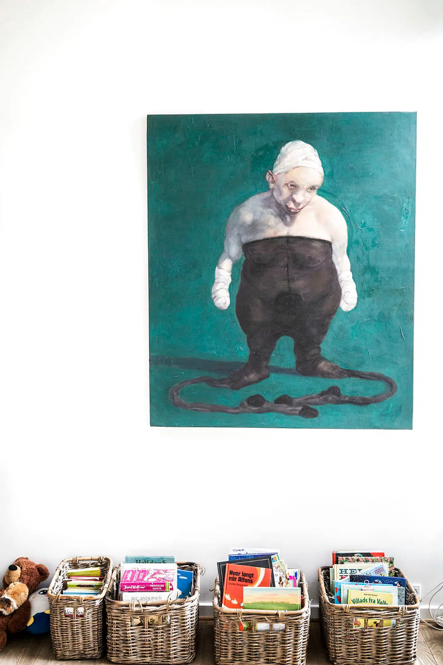 Billedet af Michael Kvium skifter plads – lige nu hænger det i gangen ind til et af de mange børneværelser.