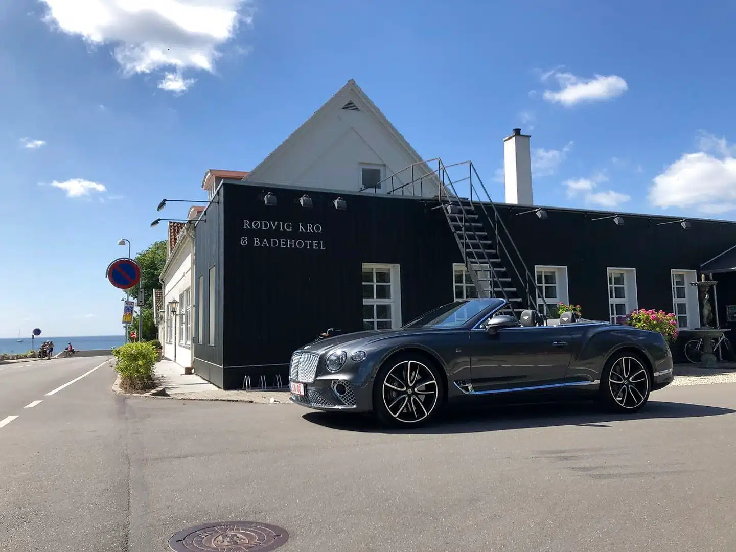 Der er et stykke vej fra The Conservative Club i St. James i London, hvor Woolf Barnato indtog sit sejrsmåltid til Rødvig Kro & Badehotel. Men sejren over toget skulle nydes med et solidt måltid, og det blev den.