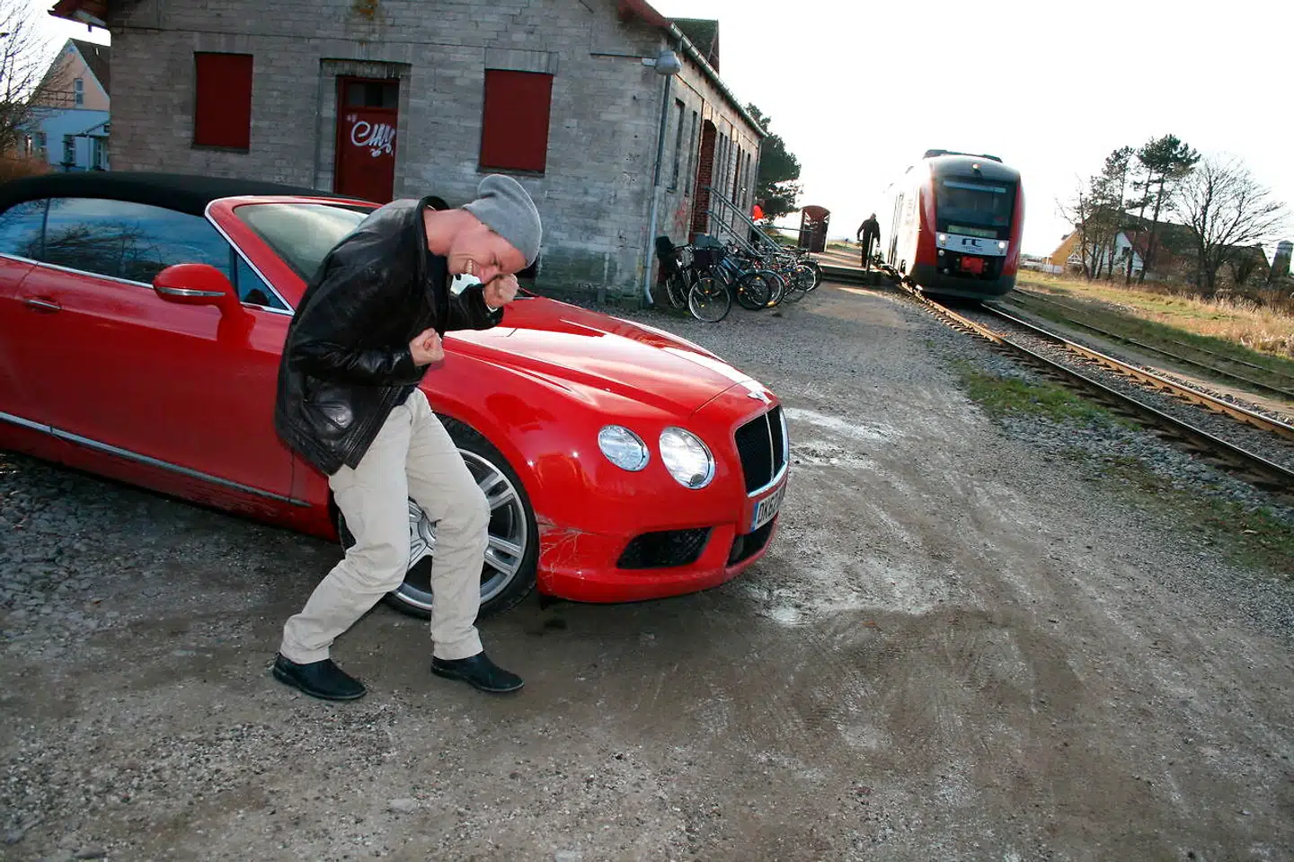 Motorredaktøren efter sin første sejr over toget i en Bentley tilbage i 2015. Dengang var det også en Continental GTC.