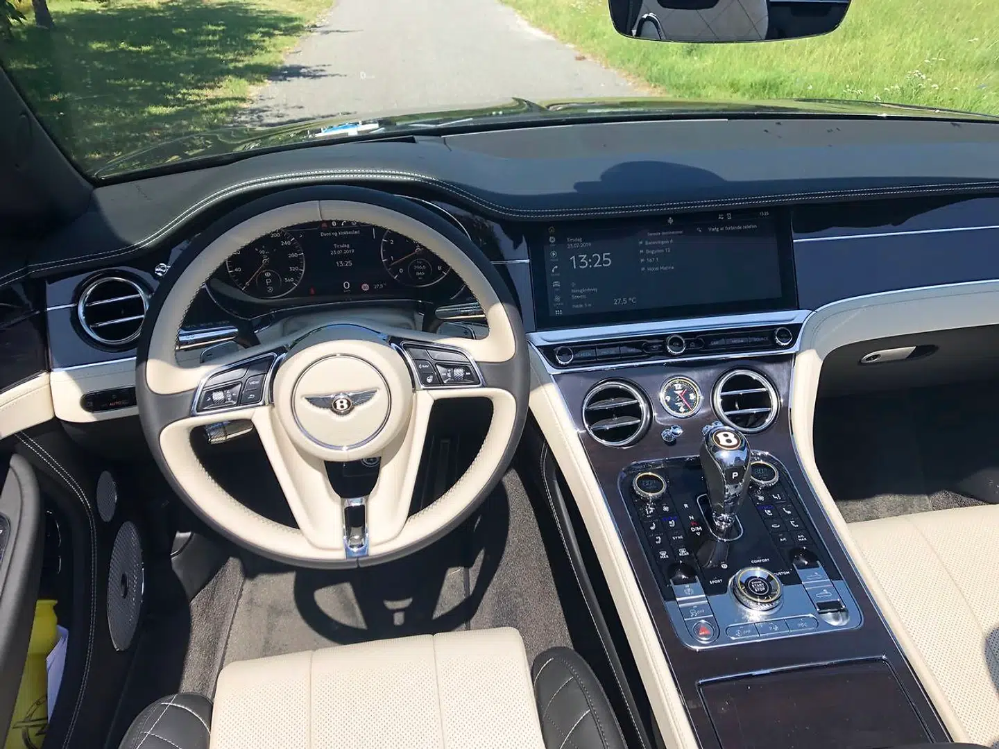 Interiøret er en anelse til den moderne og pyntesyge side, men med et tryk på en knap vipper den centrale skærm rundt og bliver til tre analoge ure. Kvalitetsfornemmelsen er dertil uangribelig, og materialerne er decideret udsøgte.