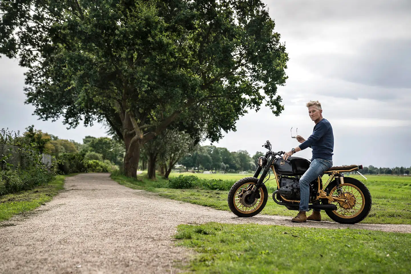 Den gamle BMW-motorcykel er bevidst malet i samme farver som den Lotus Formel 1-bil, som Emerson Fittipaldi vandt VM i Formel 1 i 1972 i.