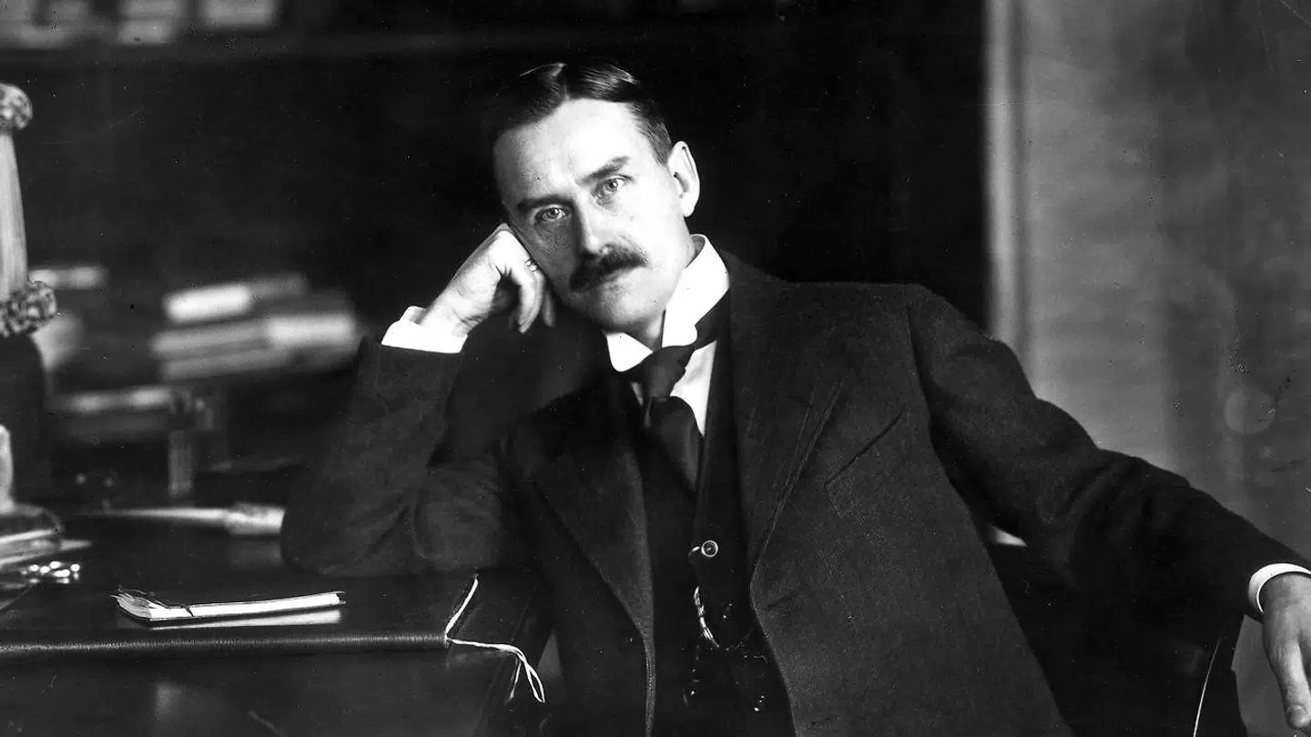 Thomas Mann, fotograferet i 1916, midt under Første Verdenskrig, mens han arbejdede intenst på »Et upolitisk menneskes betragtninger«