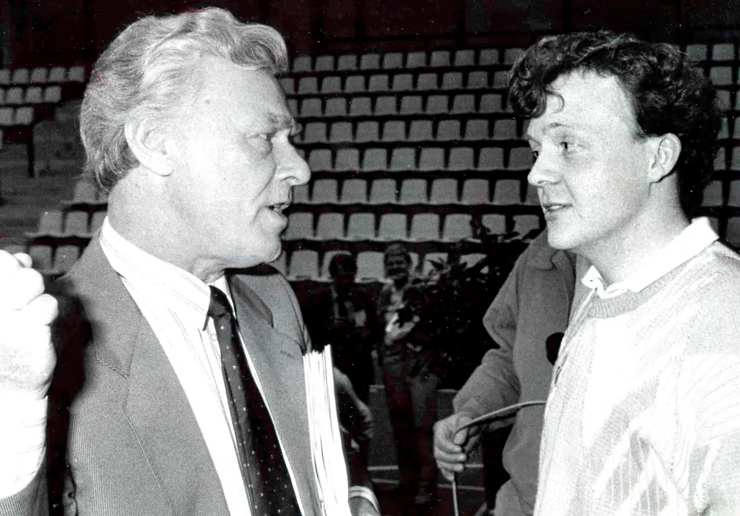 En helt ung Lars Løkke Rasmussen sammen med Poul Schlüter. Den første var formand for Venstres Ungdom. Den anden statsminister. Foto fra et møde i Silkeborg Hallen i 1987.