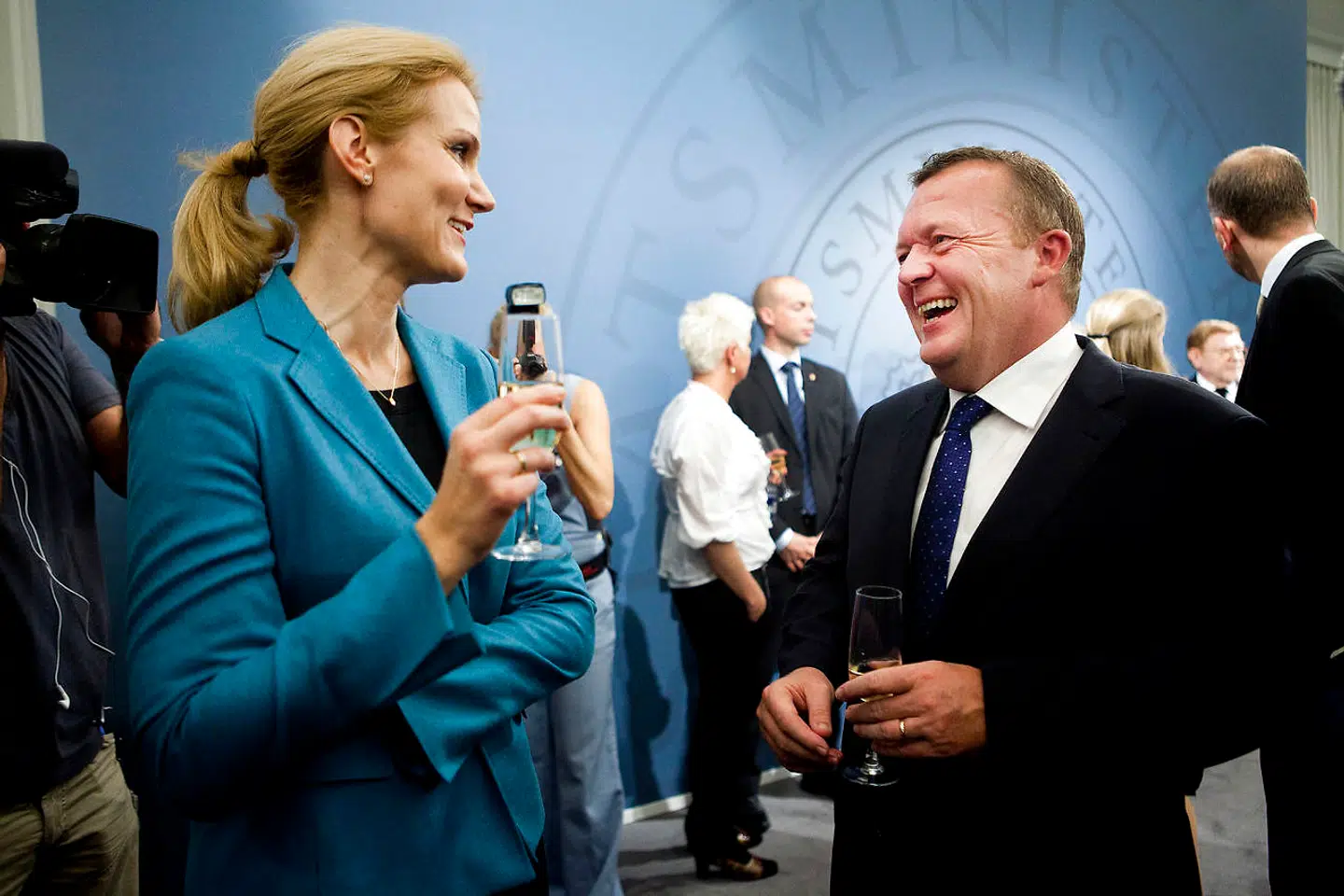 I 2011 tabte Lars Løkke Rasmussen valget til Socialdemokratiets Helle Thorning-Schmidt. Her overdrager den afgående statsminister Statsministeriet til den nye statsminister.