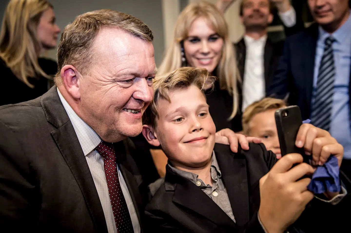 Statsminister Lars Løkke Rasmussen (V) tager selfies under bogreception i Statsministeriet i anledning af udgivelsen af »Statsministrene«, der udkom 9. november 2017. Bogen er skrevet af Anne Sofie Kragh og Michael Dyrby. I bogen medvirker Poul Schlüter, Poul Nyrup, Lars Løkke Rasmussen, Helle Thorning-Schmidt og Anders Fogh Rasmussen.