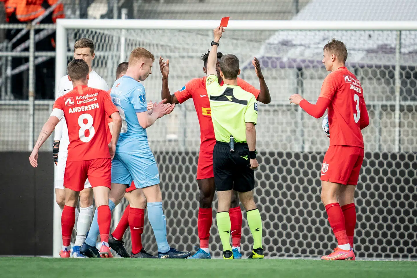 I stedet for at ænre på offside-reglerne kunne man med fordel indføre for eksempel fem minutters til ti minutters udvisning, hvis en angriber i frit og åbent angreb bliver standset, mener John Kaisner.