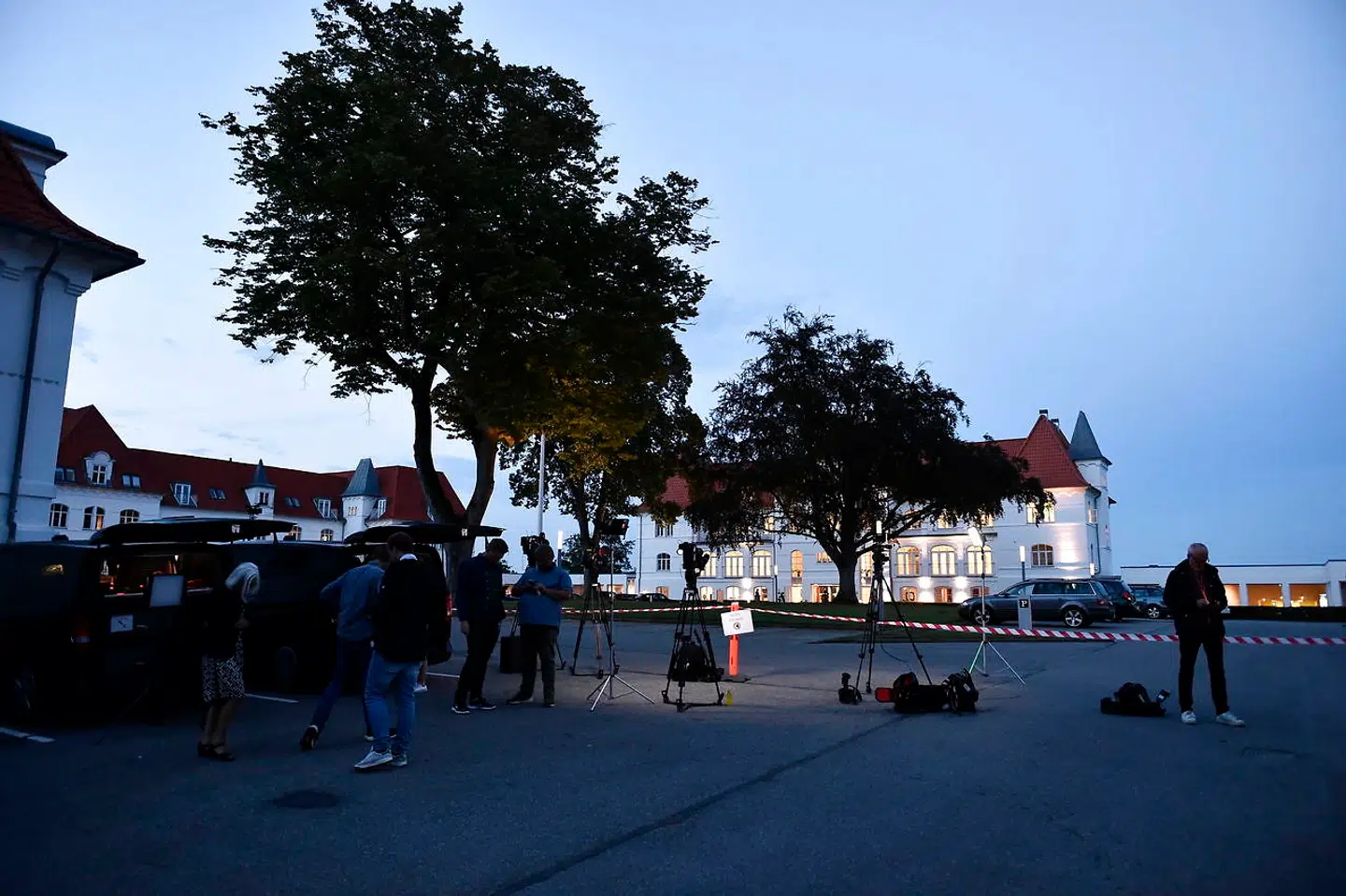 Venstres Forretningsudvalg mødtes fredag klokken 18 på Hotel Comwell Kellers Park i Brejning nær Vejle. Mødet blev afsluttet uden konklusion og genoptages lørdag klokken 9, inden Hovedbestyrelsen samles samme sted klokken 10.