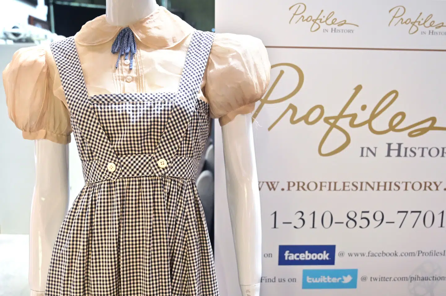 Denne kjole stammer fra The Wizard of Oz og forventes at indbringe mindst 3,3 millioner kroner. Frederic J. Brown/Ritzau Scanpix