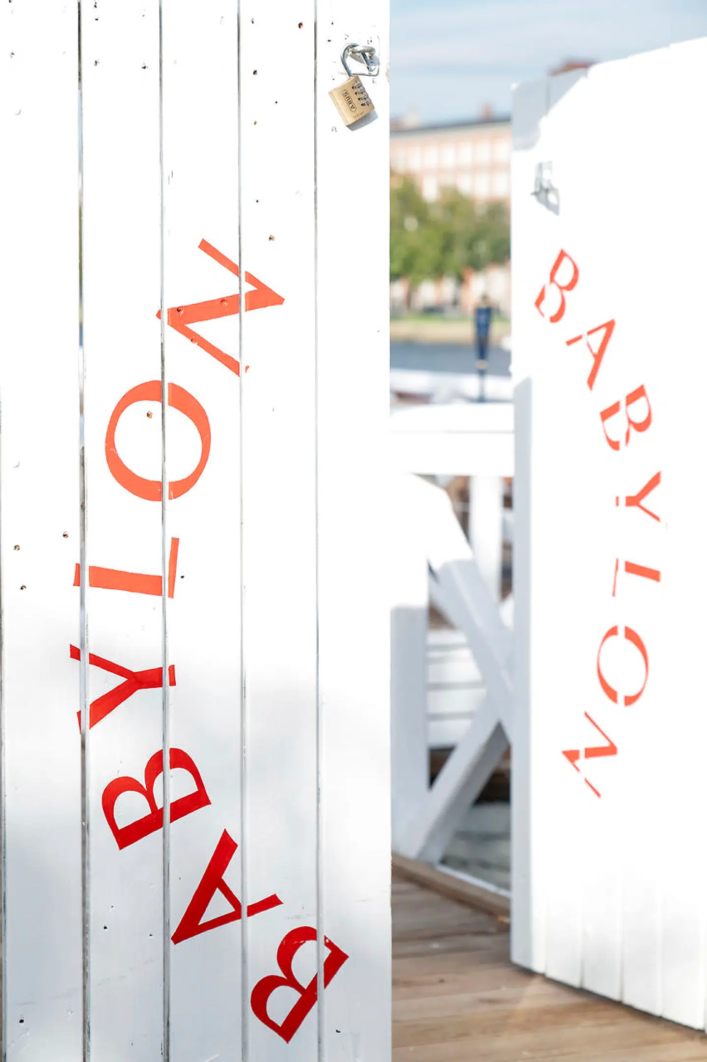 Restaurant Babylon ligger i Søpavillonen ved søerne i København.