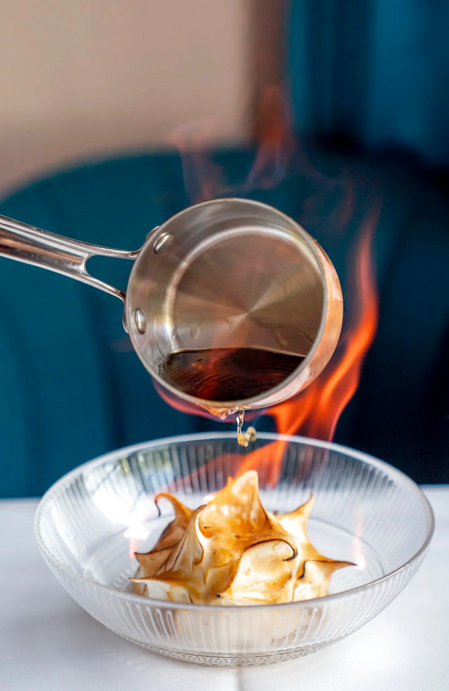 Her desserten Baked Alaska, hvor den marengsindpakkede (hindbær)is ved bordet overhældes med rom og flamberes af tjeneren. Skønt at se det gamle tjenerhåndværk kompetent udført.