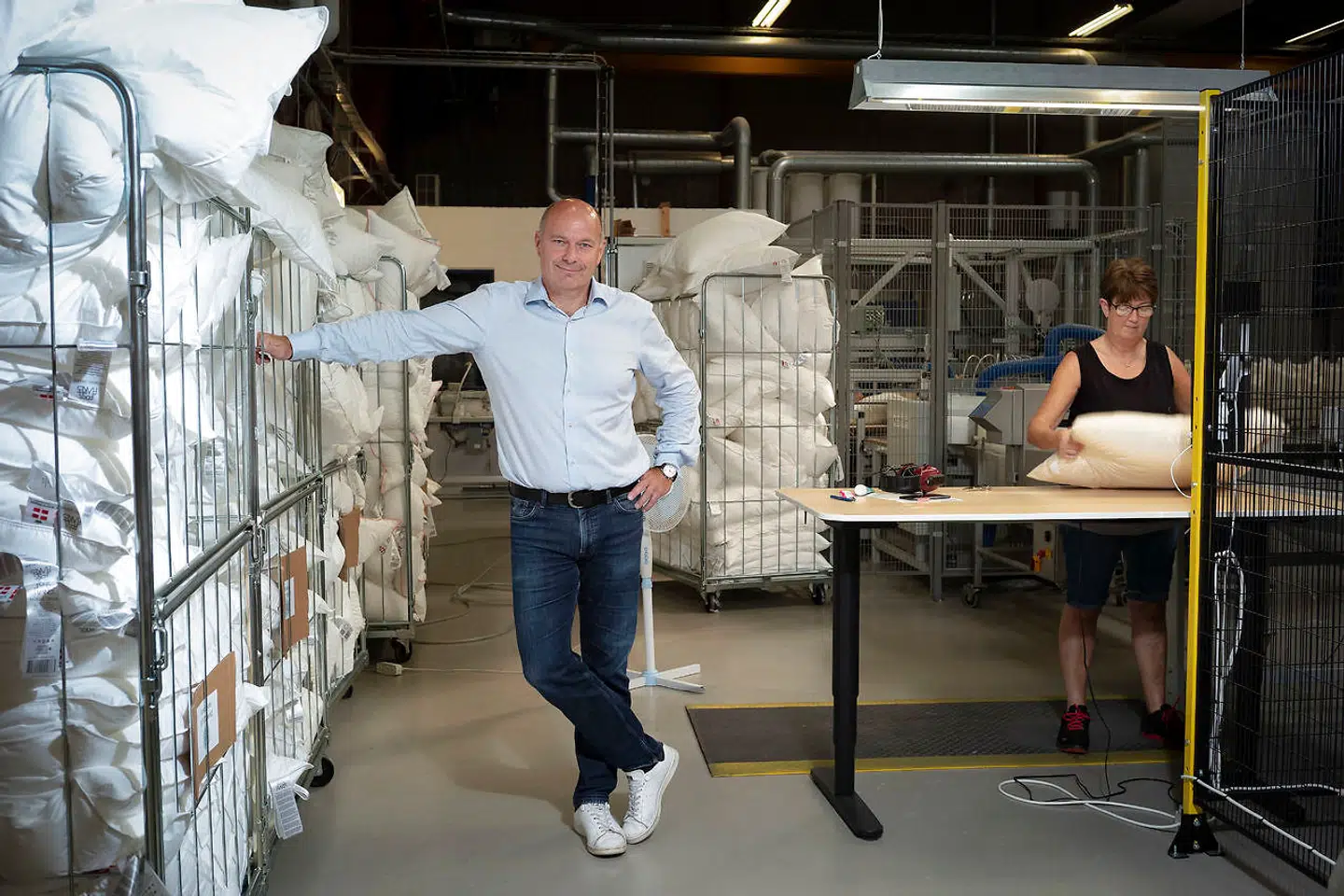 »Hvis det blot handlede om min personlige økonomi, kunne jeg jo være fløjtende ligeglad og sælge,« skriver Adam Foss, ejer og er direktør for pudefabrikken Fossflakes, der inden for en overskuelig fremtid træder tilbage. »Men jeg vil allerhelst se virksomheden fortsætte med en ny person ved roret, så medarbejderne fortsat har noget at stå op til, der giver både mening og identitet. Så der bliver bygget videre på det, som vi har opbygget,« tilføjer han.