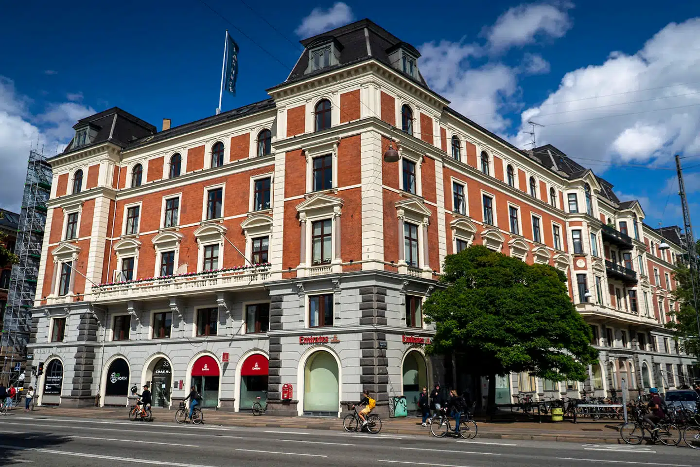 Holckenhus er lige nu i gang med at blive gennemrenoveret af kapitalfonden Blackstone og dens undervirksomhed 360 North. Beboere og ekspert advarer mod, at bygningens kulturarv forsvinder væk.