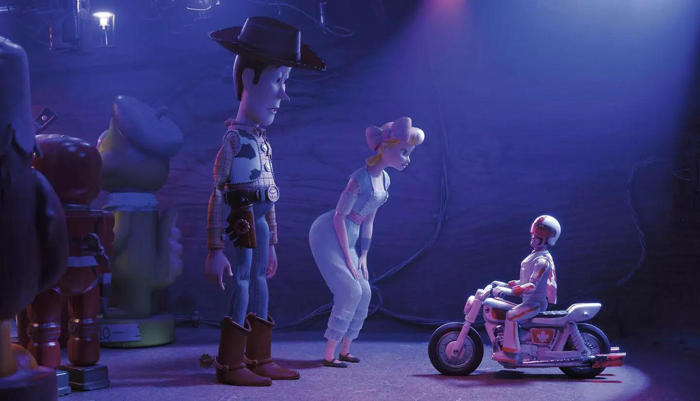 Woody og Bodil udklækker endnu en risikofyldt plan med stuntkøreren Duke Kaboom i »Toy Story 4«. Preben Kristensen og Thomas Eje er blandt de skuespillere, der lægger stemmer til den danske version.