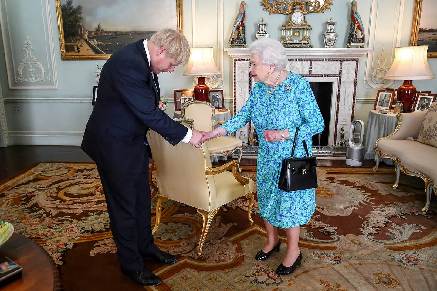 For en måned siden blev Boris Johnson formelt anerkendt som britisk premierminister af dronning Elizabeth - som onsdag gav Johnson den formelle tilladelse til at sende parlamentet på en meget lang ekstraferie.