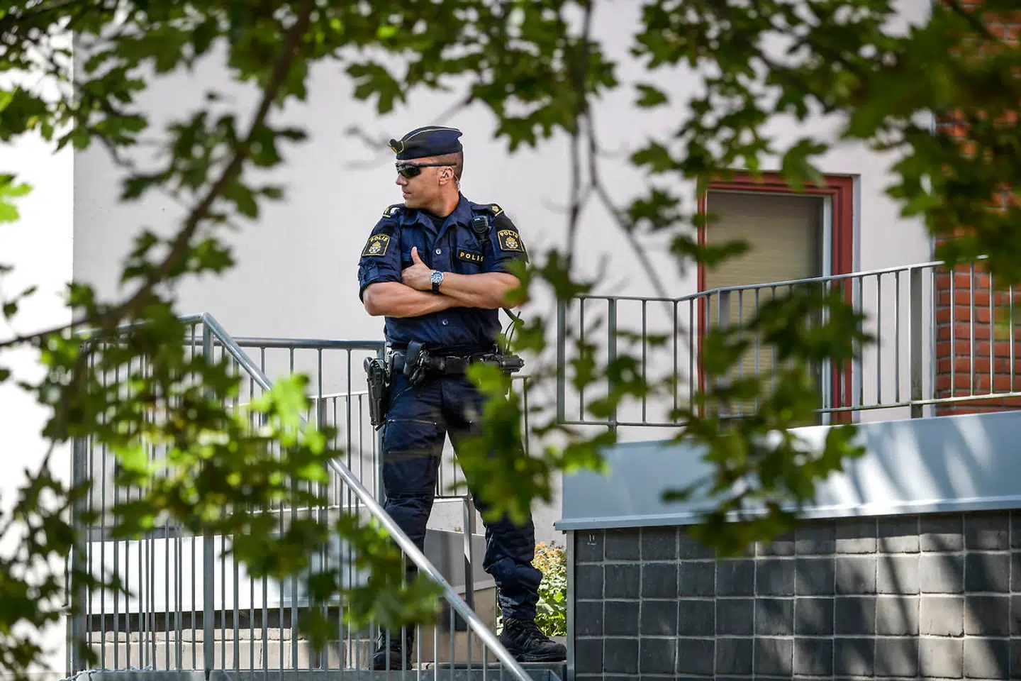 Politiet afspærrede et større område i Vällingby i det nordvestlige Stockholm efter drabet på en 18-årig kvinde natten til onsdag.