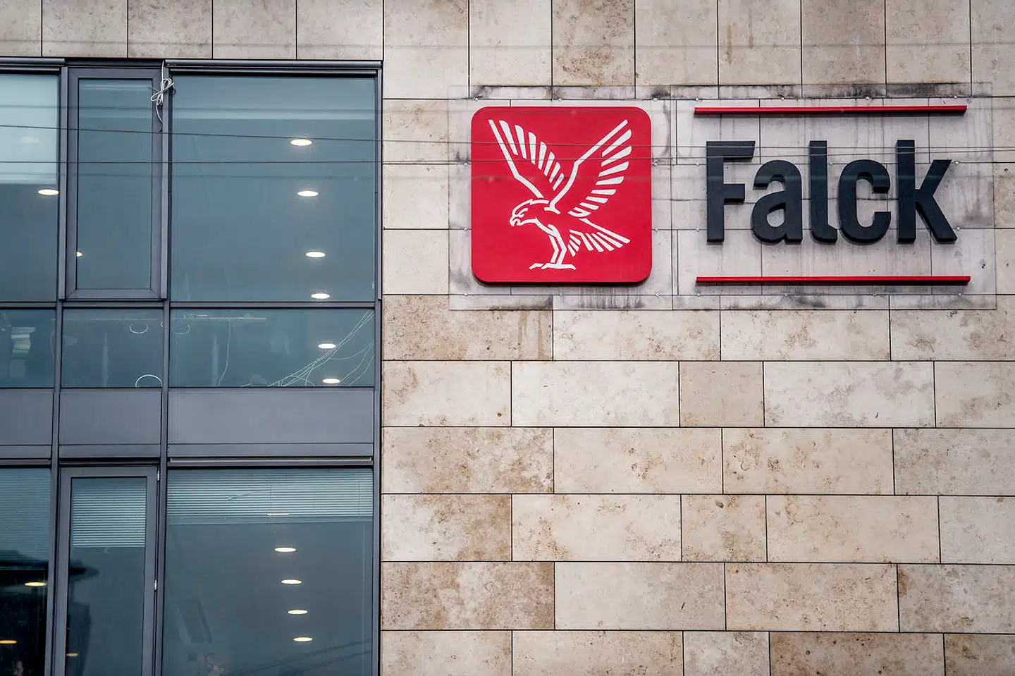 Falck har været tvunget til at afskedige flere direktører, efter at en række interne regler er blevet brudt.