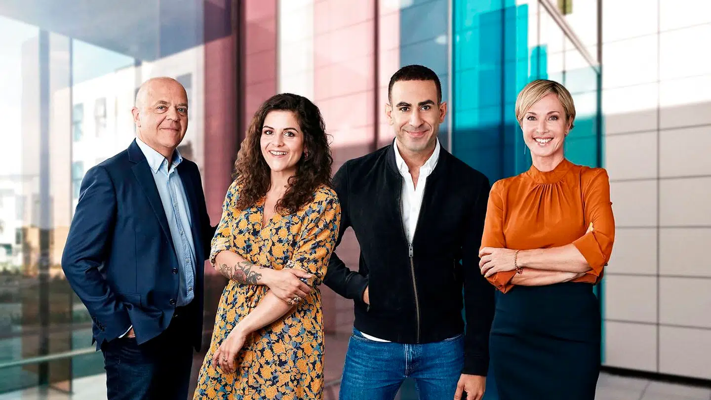 Jes Dorph-Petersen, Petra Nagel, Abdel Aziz Mahmoud og Natasja Crone er det garvede hold af studieværter, som på hverdagaftener styrer »Go' aften Live«.