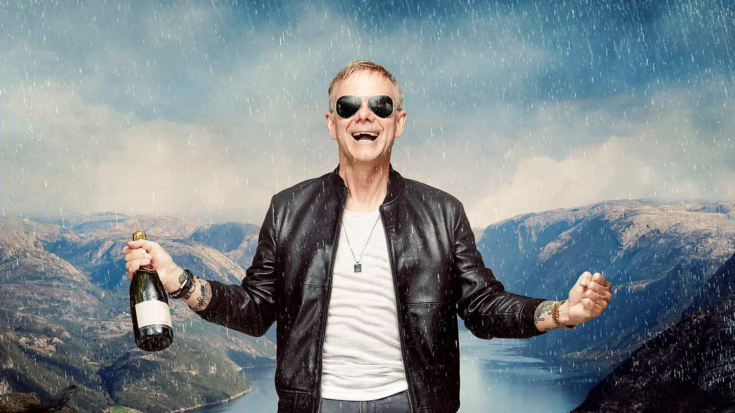 Efter en række #metoo-sager flygter Casper Christensen i serien »Undskyld Norge« til Oslo, hvor han forsøger at redde sin karrier med et stort anlagt talkshow. Serien er instrueret af komikeren selv og Nicolai Achton, der også medvirker som hans kameramand.