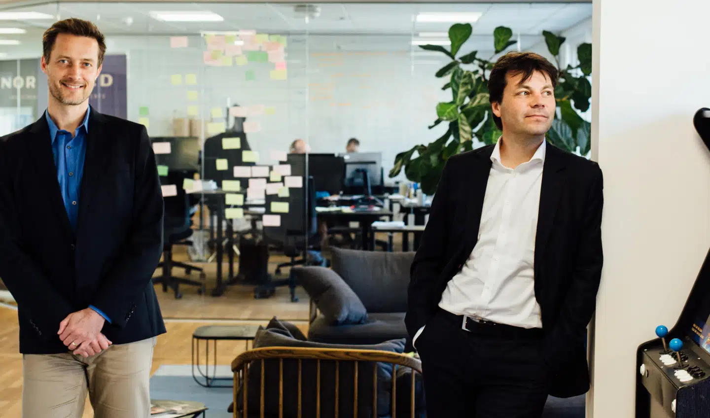 Morten Helles (tv) og Christian Vist Larsen (th) har oprettet en ny digital løsning til at opbevare persondata for virksomheder og banker. Målet er at bekæmpe hvidvask og misbrug af persondata.