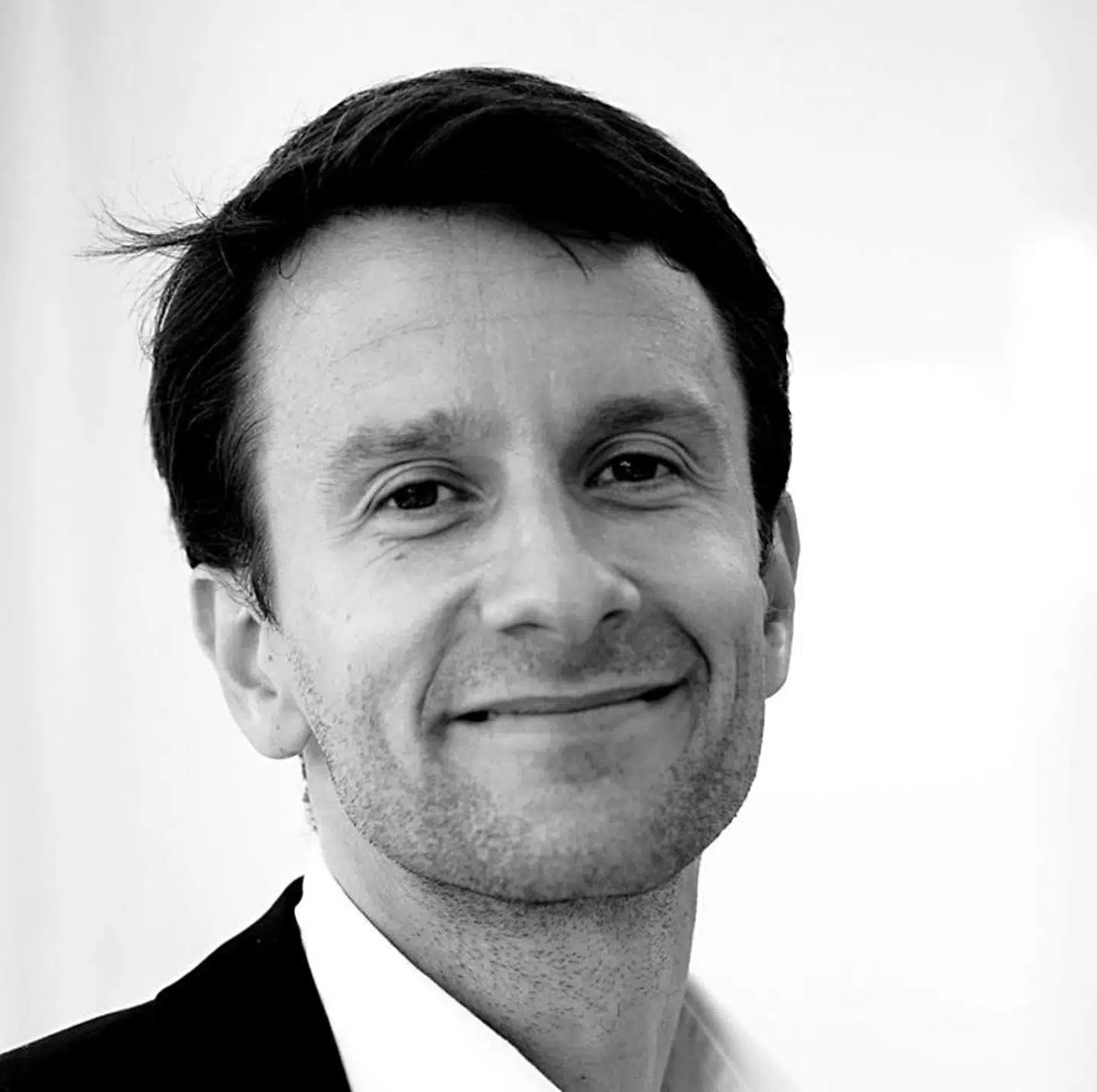 Jonas Parello-Plesner er programdirektør ved tænketanken Alliance of Democracies og seniorforsker ved Hudson Institute. Tidligere har han arbejdet i det danske udenrigsministerium, og det var tilsyneladende den baggrund, der i 2011 fik kinesere til at tage kontakt til ham via LinkedIn.