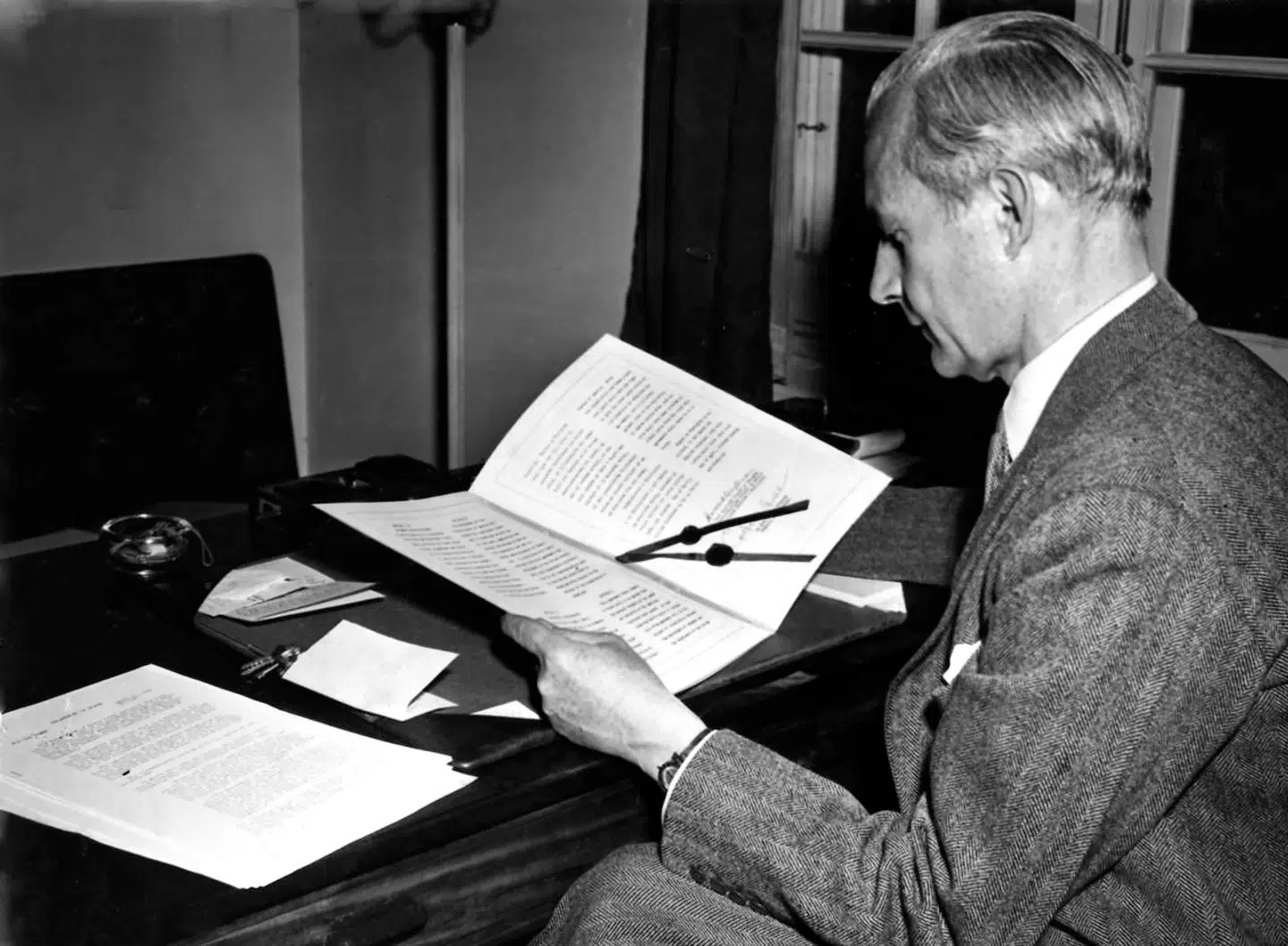 Den danske ambassadør i Washington Henrik Kauffmann underskriver her Grønlandsaftalen af 1941, der giver USA ret til at oprette baser på Grønland og påtage sig ansvaret for Grønlands forsvar.