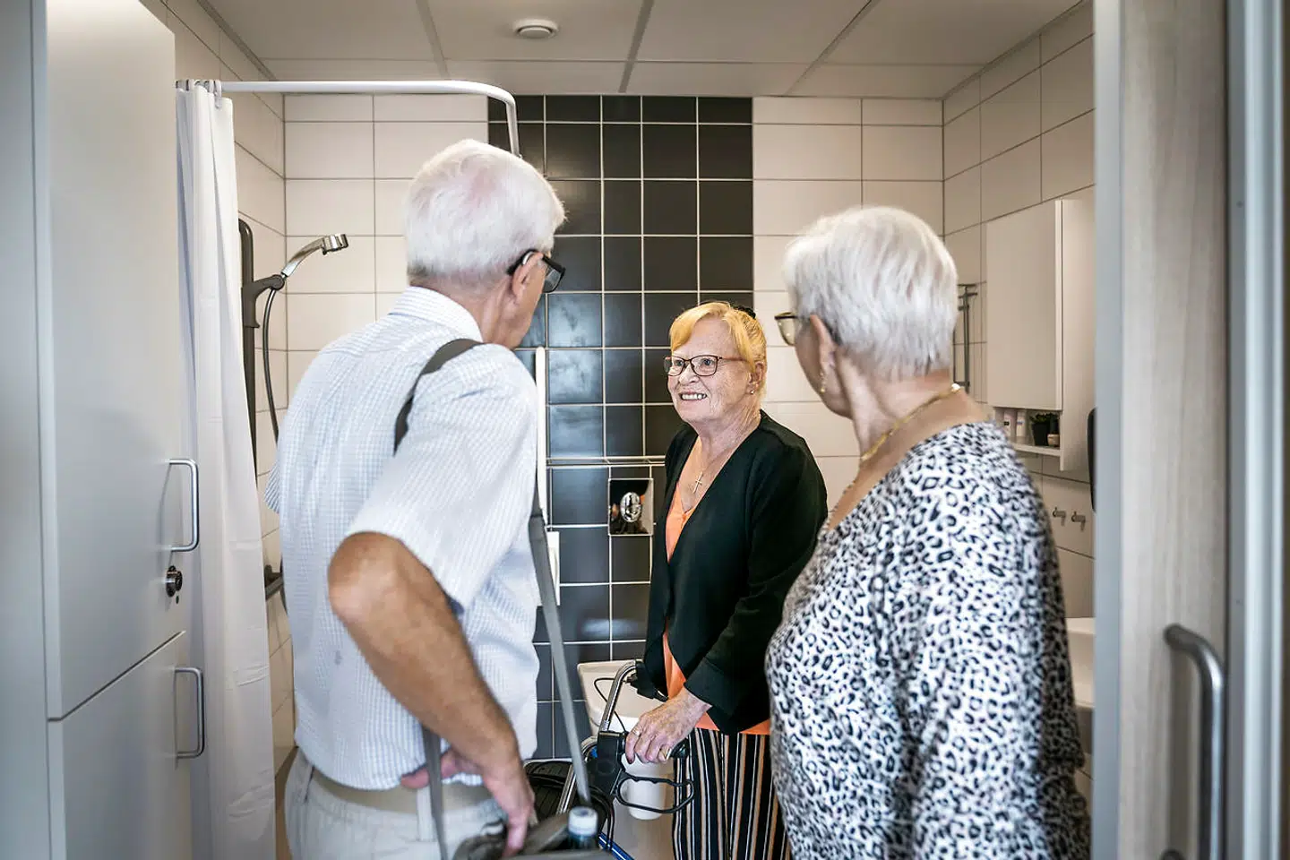 Katerina Nielsen (i midten) lider af lungesygdommen KOL, men er endnu ikke blevet visiteret til plejehjem, så hun vil prøve at betale sig vej ind på Attendos nyåbnede plejecenter Lærkevej i Frederikssund.