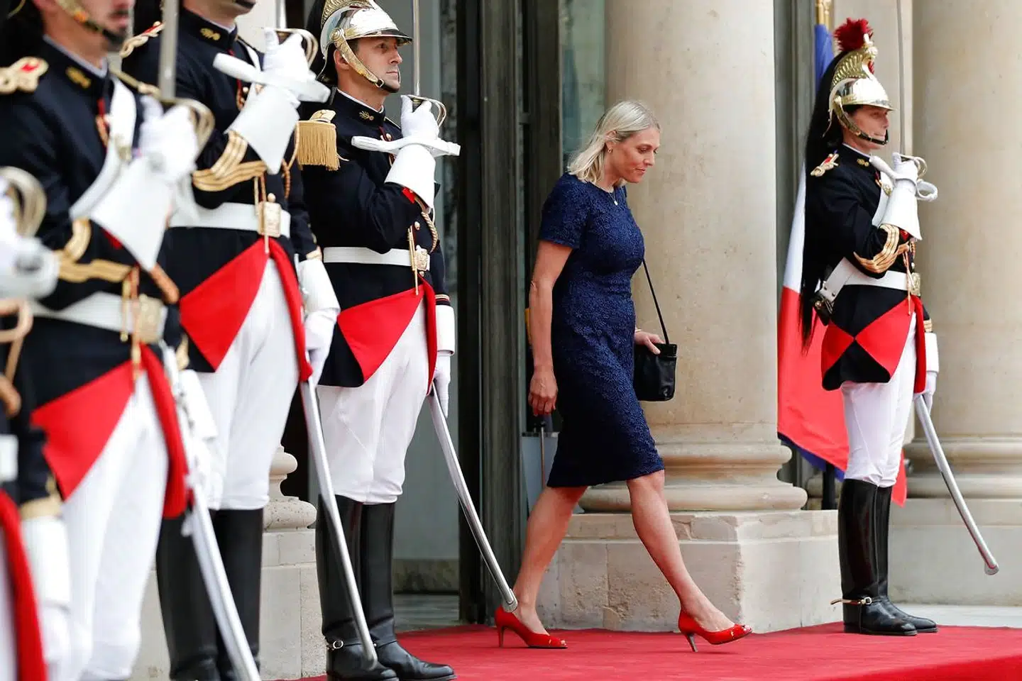 Forsvarsminister Trine Bramsen forlader Elysee-palæet i Paris efter et møde med europæiske ledere.