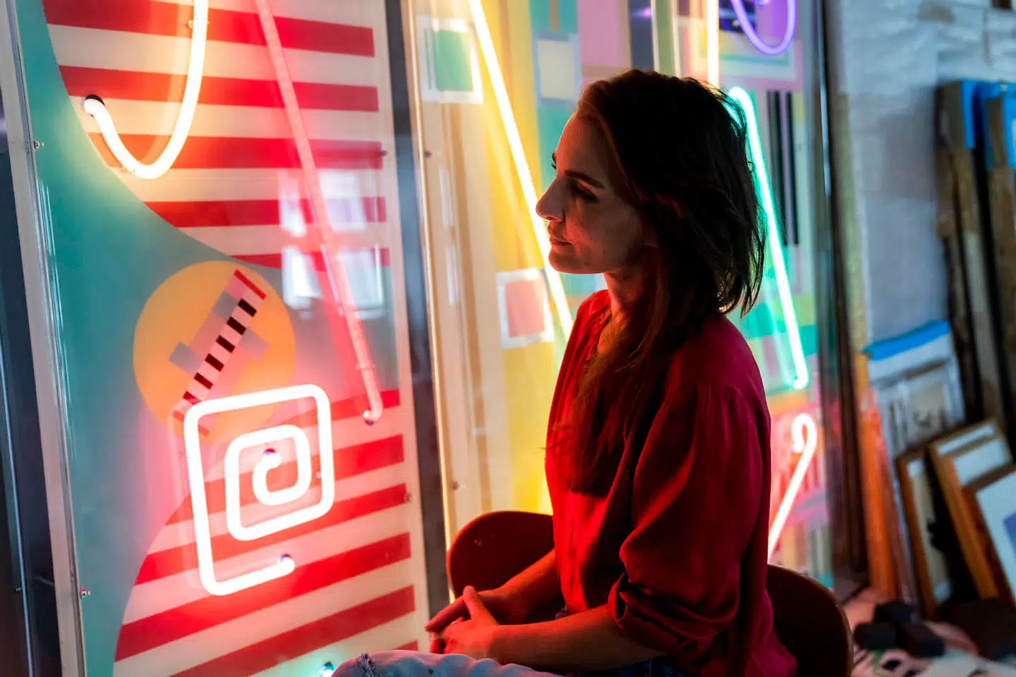 Billedkunstner Evren Tekinoktay var et kæmpe navn for 10 år siden. Så lukkede hun sin kunstneriske praksis og sin undertøjsbutik og sit ægteskab. Nu er hun tilbage. Her er hun fotograferet i sit atelier på Nørrebro.