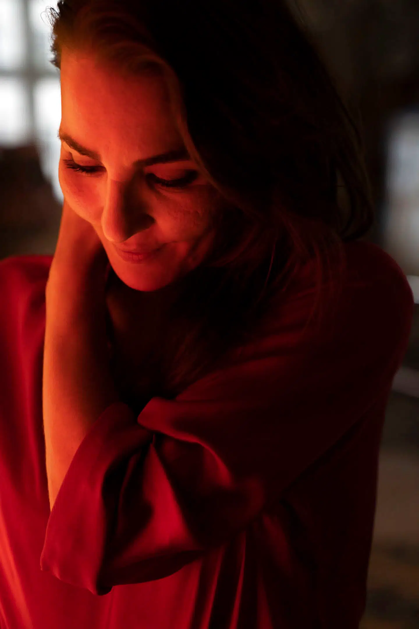 Det svarer vel til, at du har taget en kjole på, som har en lynlås i ryggen, du ikke kan nå,« siger billedkunstner Evren Tekinoktay om at samarbejde med andre. Allerhelst vil hun arbejde selv.