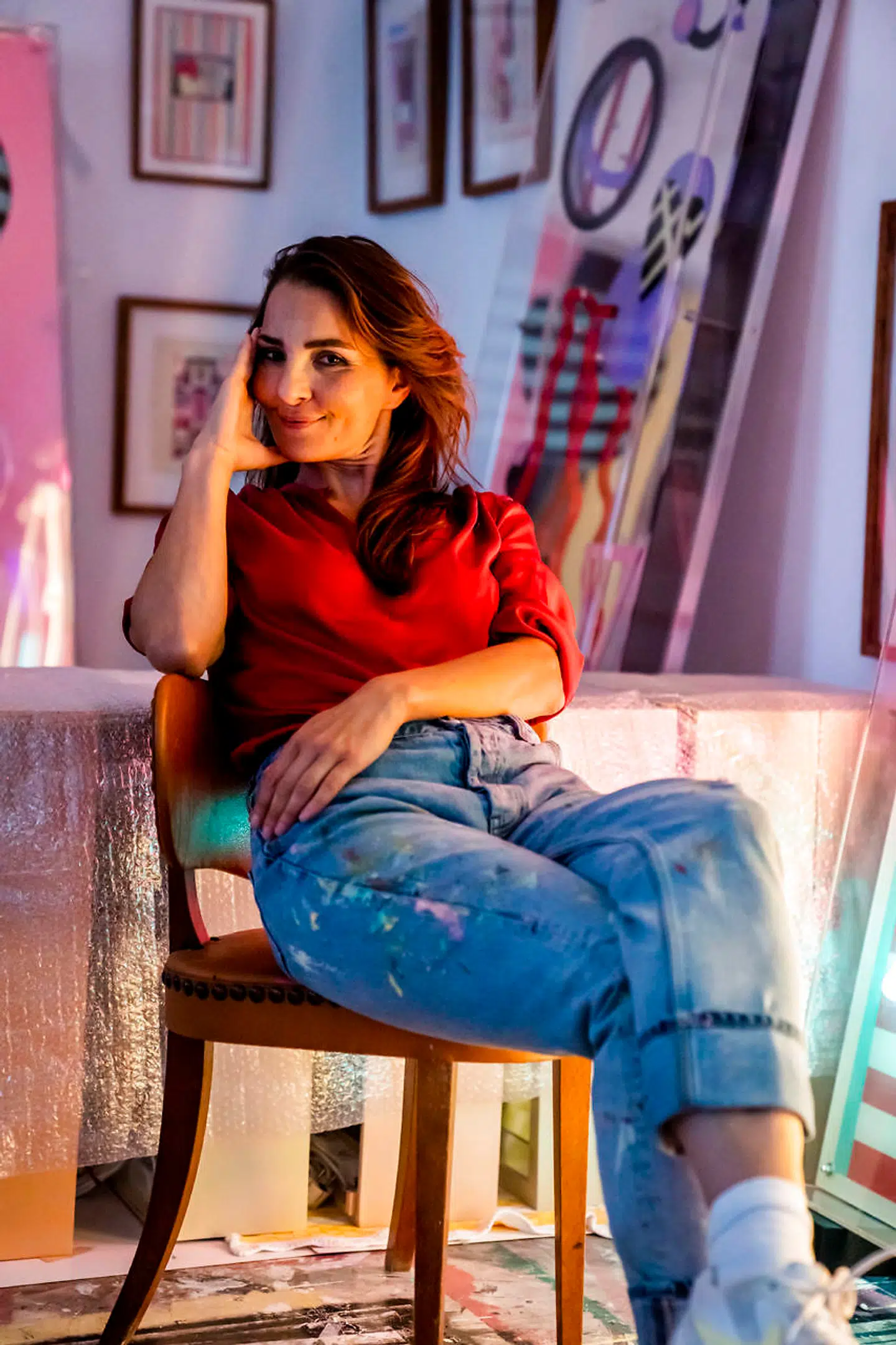 Billedkunstner Evren Tekinoktay var et kæmpe navn for 10 år siden. Så lukkede hun sin kunstneriske praksis og sin undertøjsbutik og sit ægteskab. Nu er hun tilbage. Her er hun fotograferet i sit atelier på Nørrebro.