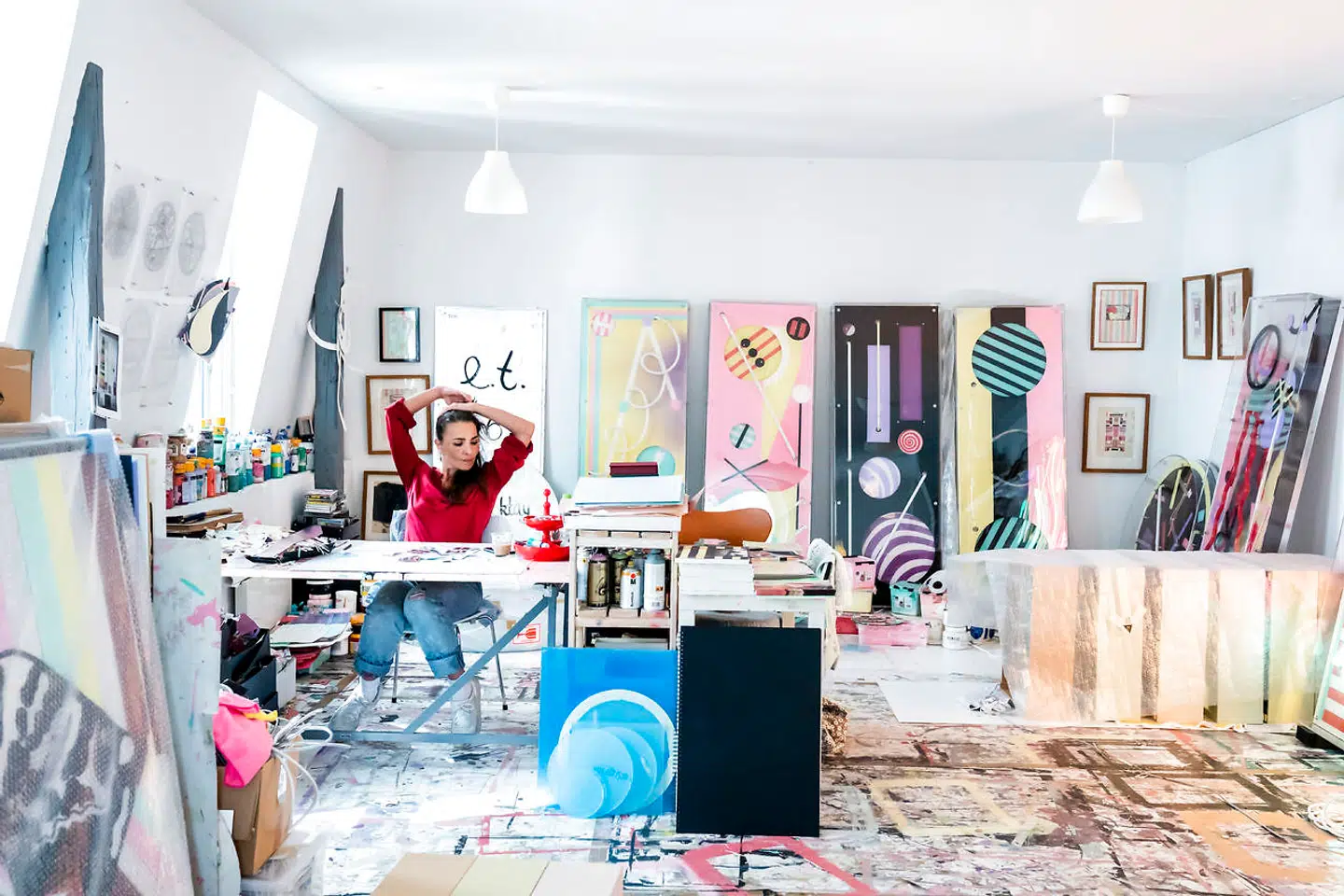 Billedkunstner Evren Tekinoktay var et kæmpe navn for 10 år siden. Så lukkede hun sin kunstneriske praksis og sin undertøjsbutik og sit ægteskab. Nu er hun tilbage. Her er hun fotograferet i sit atelier på Nørrebro.