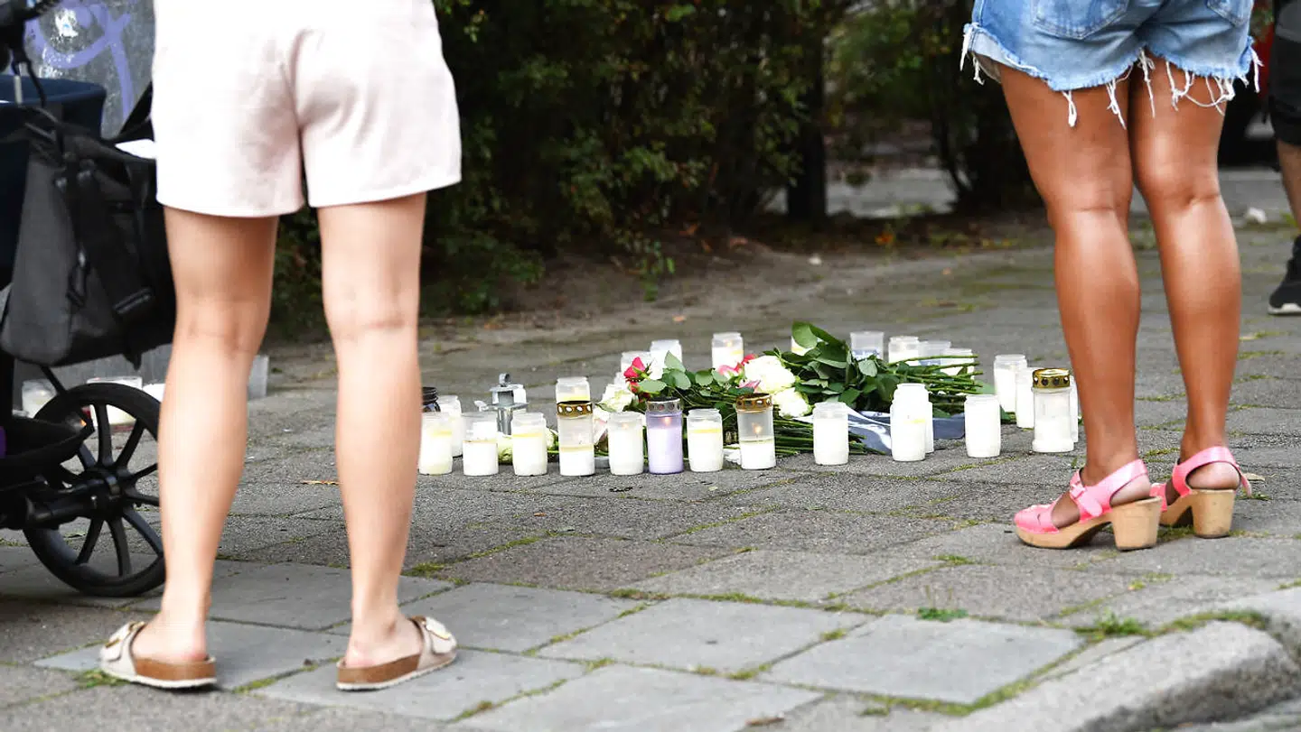 Blomster og lys på pladsen i Malmø, hvor en ung læge blev skudt på klos hold, mens hun bar sin baby på armen.