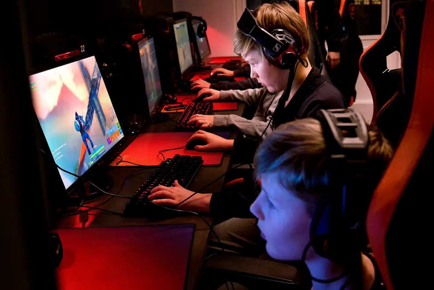 Synes du også, at dit barn spiller for meget computer eller kigger for meget på sin mobiltelefon? Og vil du gerne have, at dit barn laver noget mere fysisk aktivitet? Så læs to eksperters syv råd til, hvordan forældre kan få deres børn væk fra skærmene eller op af sofaen.